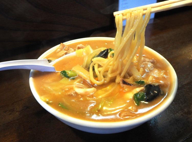 極太で弾力抜群の麺にあんがよく絡む。あんはもちろんあつあつなので、やけどには注意。