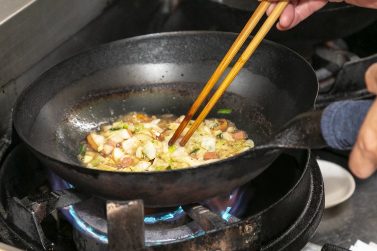 小さくカットしたポー クや5種類ほどの野菜から旨味を引き出す。