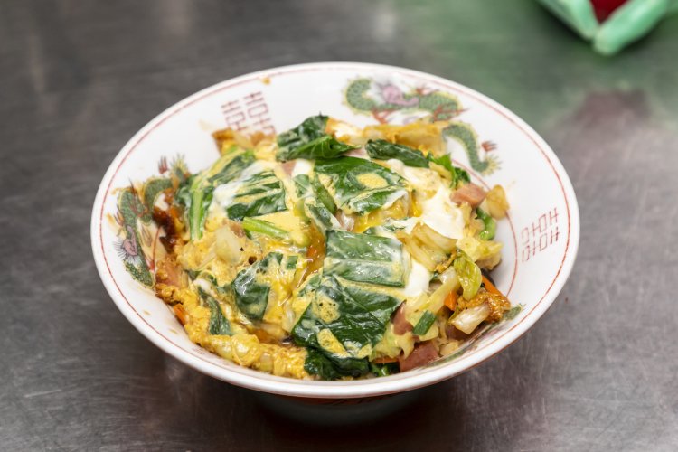 アサリの味噌汁付きがうれしい、チャンポン（沖縄風）780円。