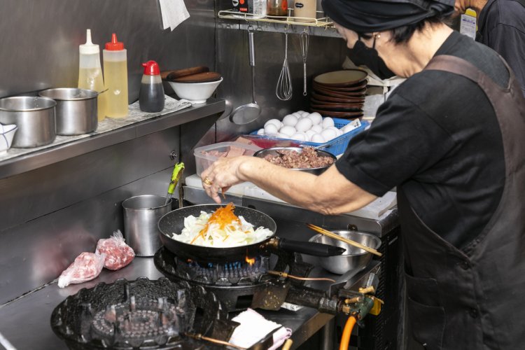 食べやすく栄養バランスもバッチリなちゃんぽんは、カツオ節、豚骨、鶏、シイタケなどを使い、下味をしっかりきかせた出汁が味の決め手。ちゃんぽん以外の料理にも使われる。