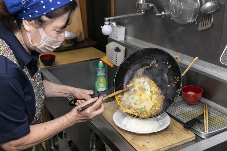 たっぷりタマネギはシャキシャキした歯ごたえ。レシピが生まれた経緯は、いまでは誰にもわからないそう。