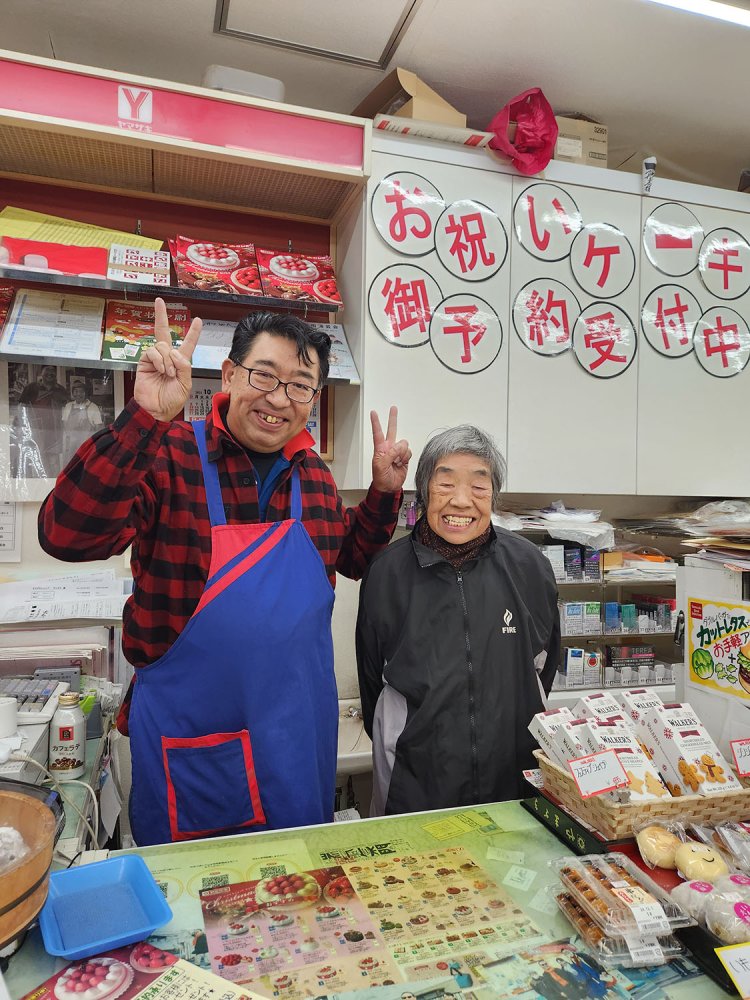 『ヤマザキショップ代田 サンカツ店』のサンカツさんとお母さん。
