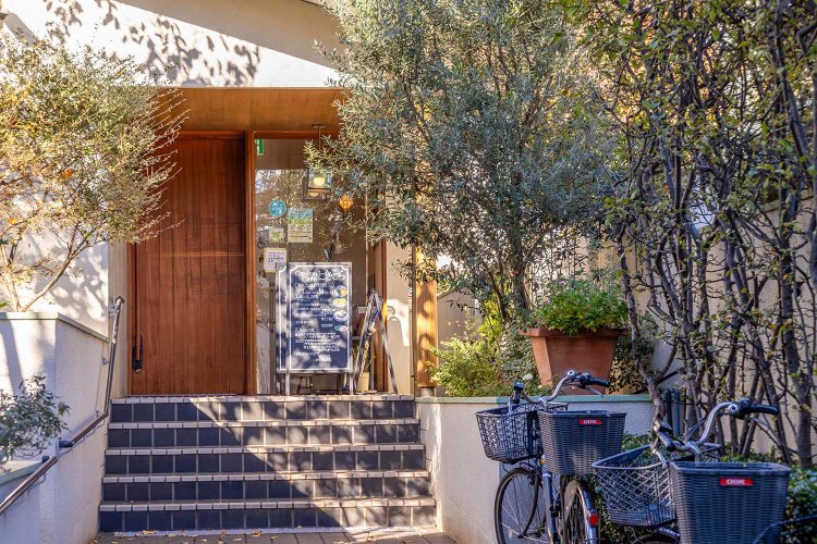 隣には大家さんの家を一部開放した『ガーデンカフェときそら』も。