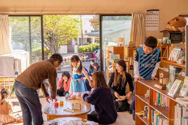 おもちゃや絵本がある小さな家「みどりのやね」。