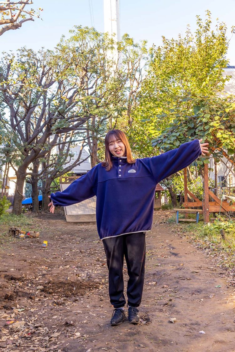 プレーリーダーの野本美優さん。2024年より着任。保育士免許と幼稚園教諭の資格を持っている。「泥遊びもおしゃべりも何でもしに来ていいよ～！」。