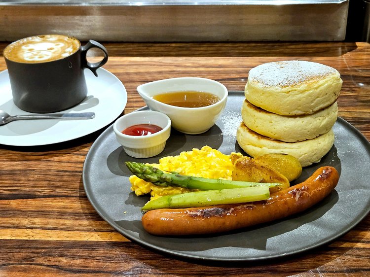 エッグ&ミートパンケーキ（3枚）1780円、カプチーノ600円（ドリンクセットでここから100円引き）。