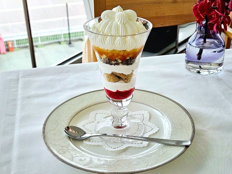 銀座スカイラウンジ限定 パフェ マロンシャンテリー 単品1980円、セット（コーヒーor紅茶）2860円（※サービス料別）。