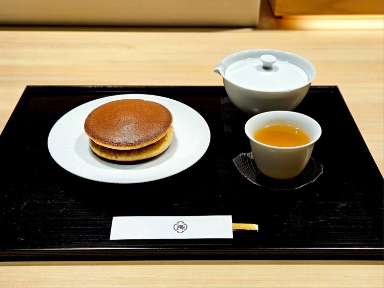 『焼きたて 夜半の月（よわのつき）』 ドリンク付き1958円。