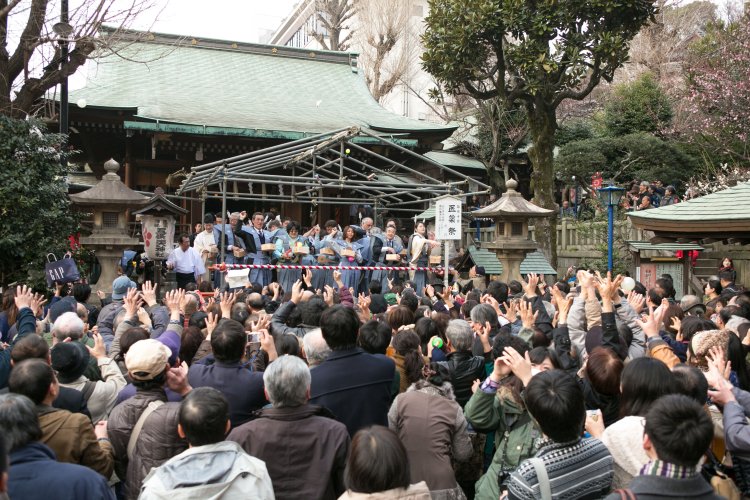 鬼たちが退散した後、年男・年女による豆まきが行われる。