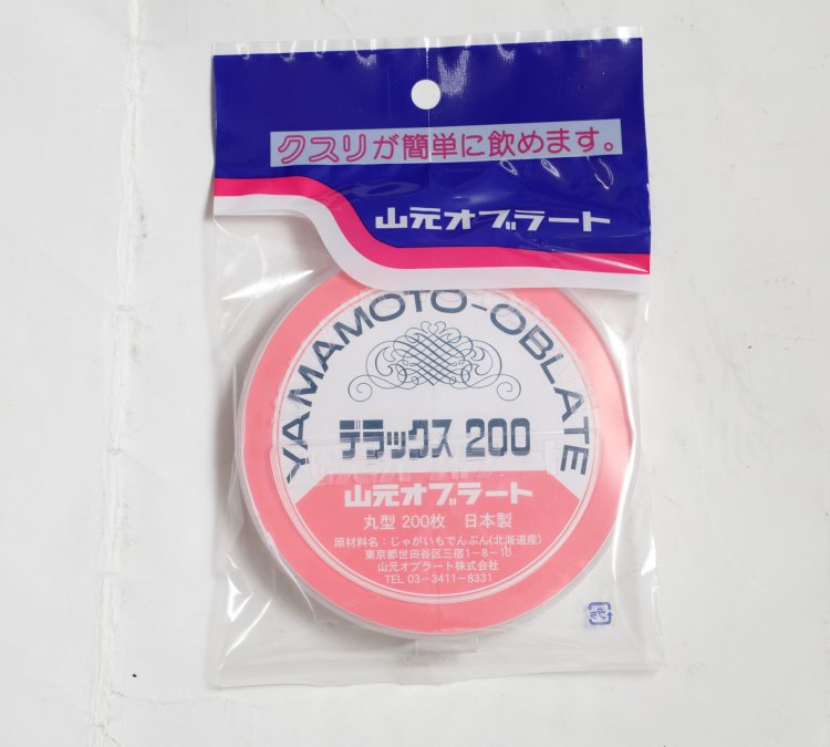 デラックス200。服薬用のオブラートといえばやっぱりこの丸形！　直径93㎜のシートが200枚入る。少し小さめの90㎜サイズもあり。
