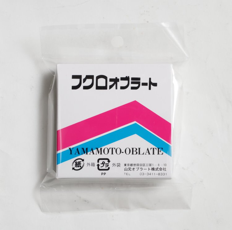 フクロオブラート。こちらも服薬用。四角形のオブラートの1辺を接着して袋状にしたタイプ。粉薬などを中に入れやすく、こぼれにくい。50枚入り。