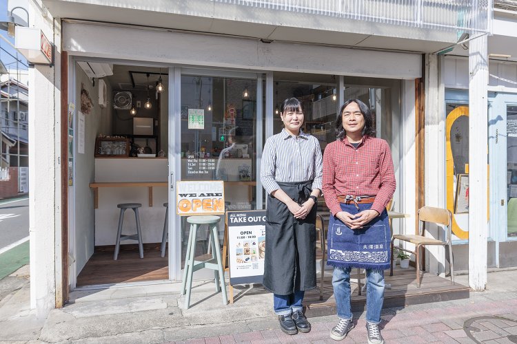 『CAFE222』を経営する岩崎さん夫婦。