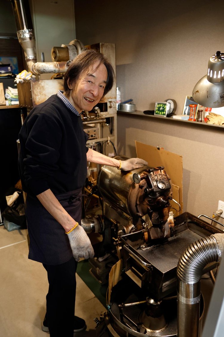 「焙煎機と店は同い年。僕？　それは秘密」。