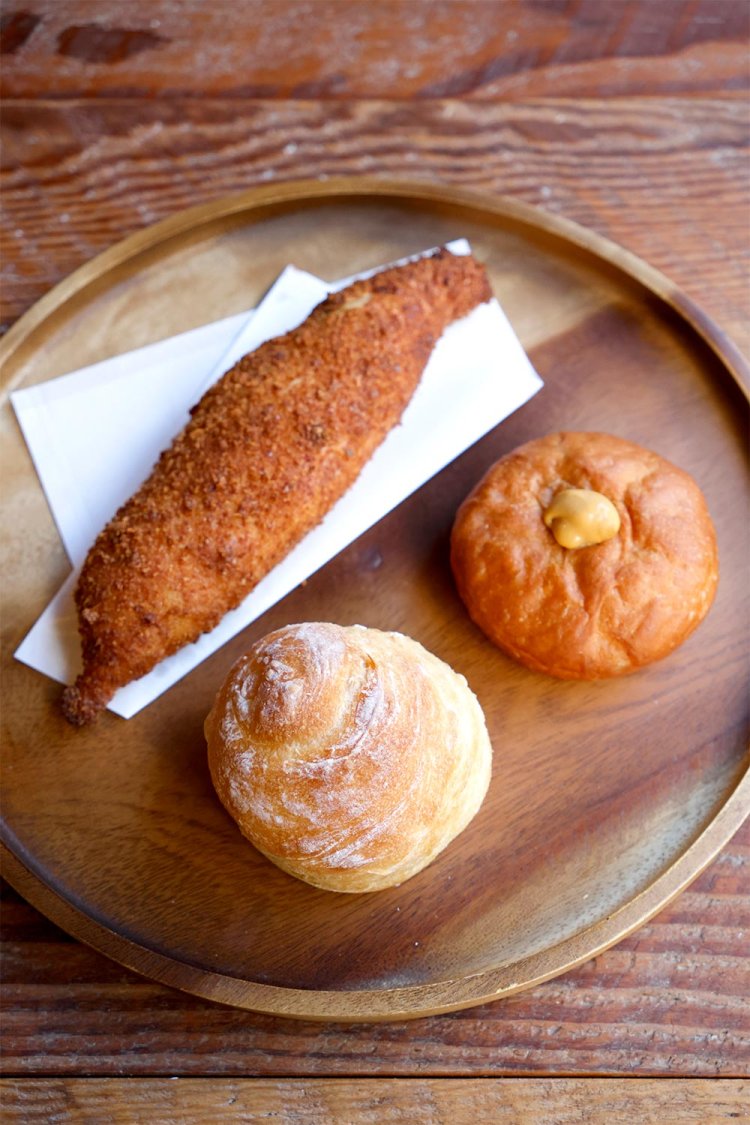 お塩230円（手前）、カレーパン340円（左）、キャラメル・サン320円。