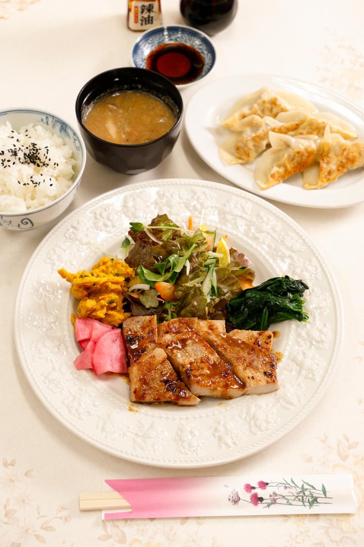 日替わり定食1000円～、焼き餃子1個100円（注文は3個から）。