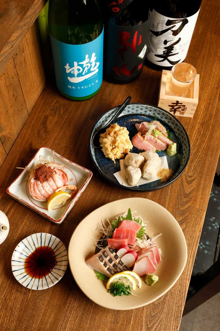 日替わりおばんざい盛り合わせ1200円、お刺身1人前980円～、日本酒1合800円～。