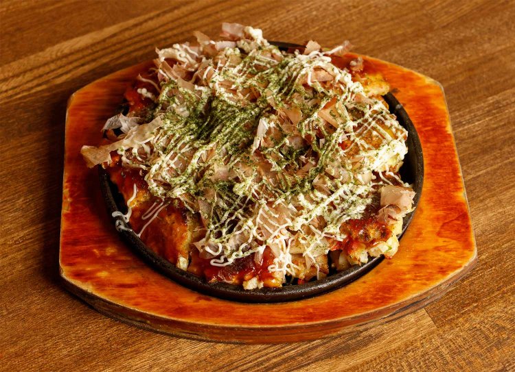 豚玉1200円。おかん特製お好み焼き、隠し味はレンコン！