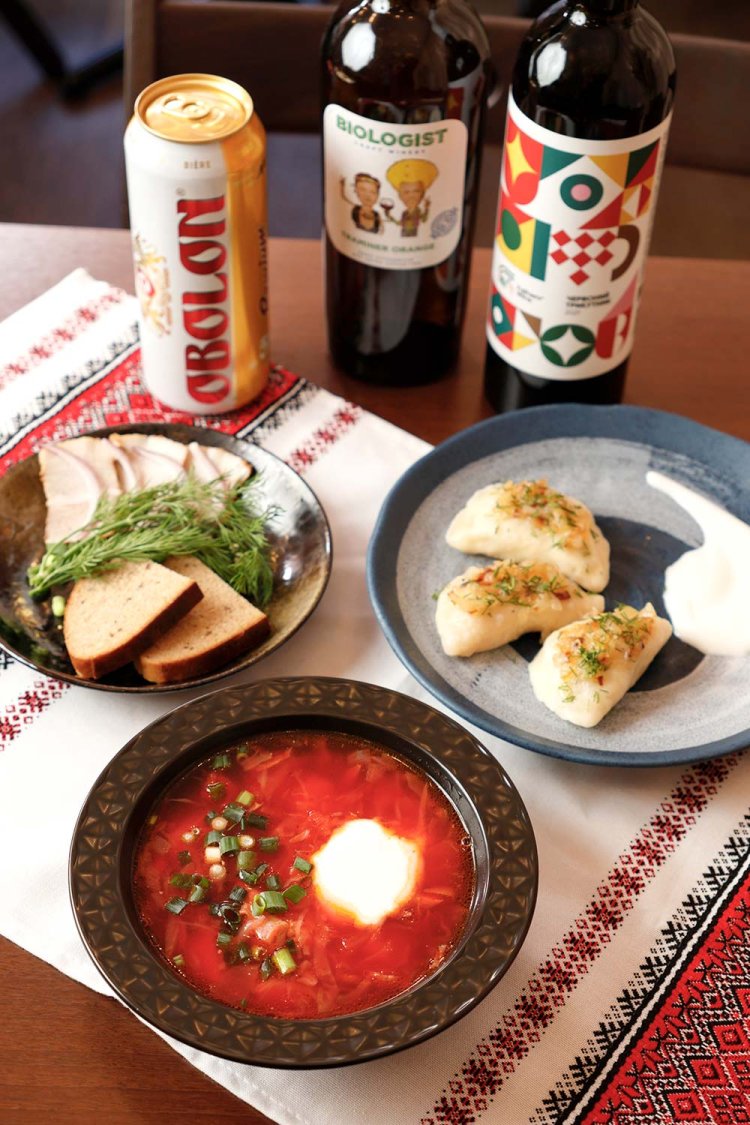 ボルシチ1100円（塩豚とパン添え）、小麦粉で作るワレヌィキ770円。