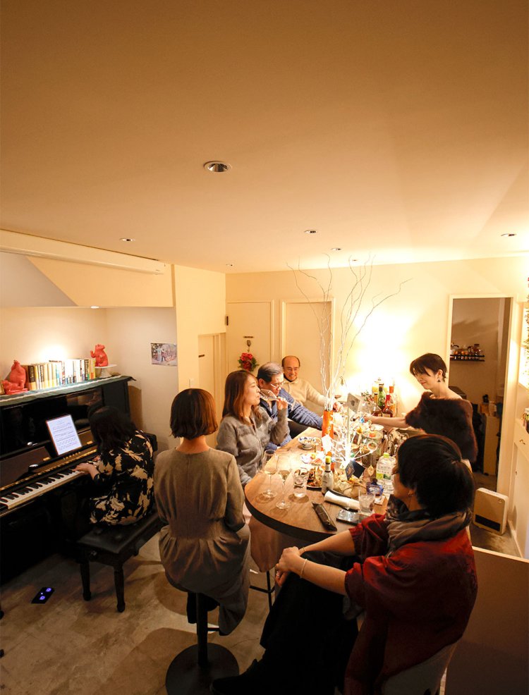 毎晩アーティストと出会い、語らうひとときを。