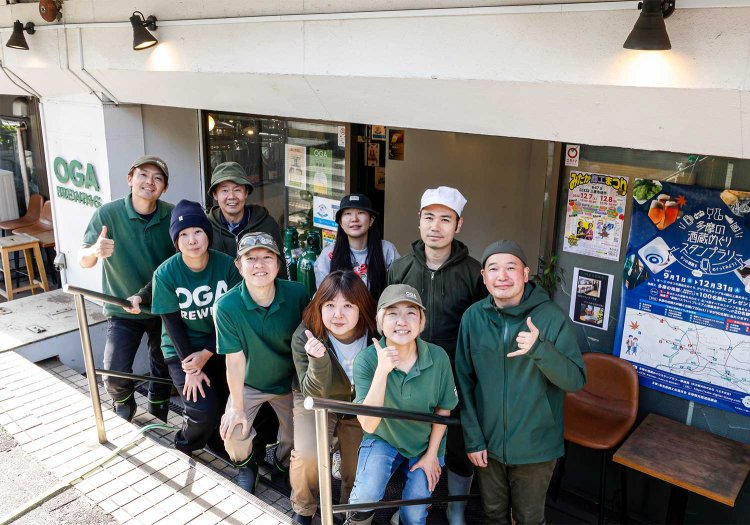 ブルワリー前にて、代表の小笠原恵助さん（右端）とスタッフのみなさん。幅広い世代が働いている。