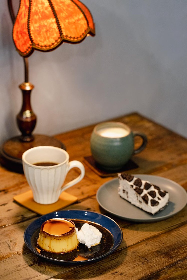 コーヒー550円、カフェラテ600円。カスタードプリン600円、オレオのチーズケーキ650円はドリンクセットで200円引き。