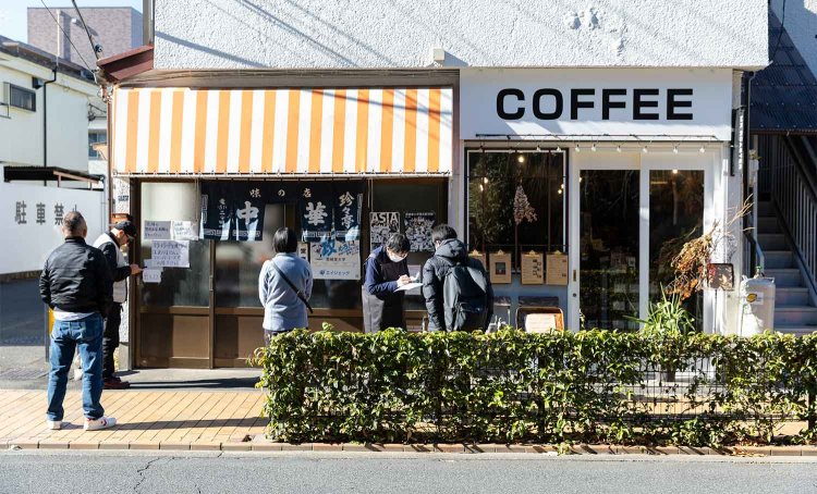 昼どきは行列の『珍々亭』と、モダンなカフェというコントラストに目を引かれる。