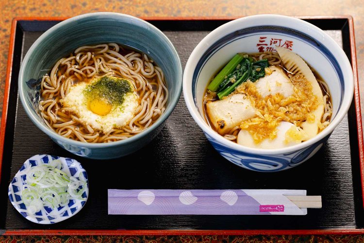 この日のハーフ＆ハーフ1200円は、山かけそばと力そば。