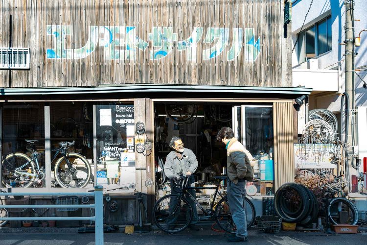 看板文字を描いたKads Miida氏の息子さんも来店。