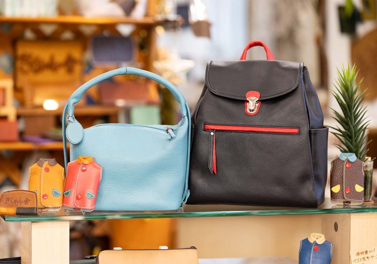 リュック4万4000円、ホルン2万7500円。