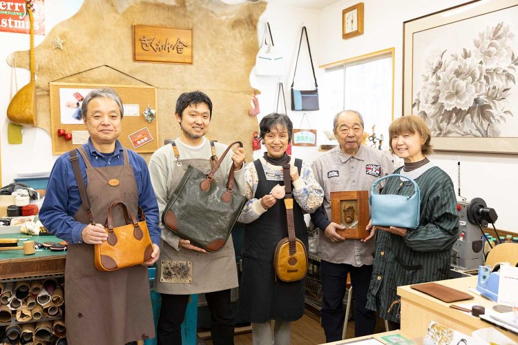 創業メンバーの吉田さん（中央）と大村家（左から2人目が翔さん）を軸にした職人軍団。