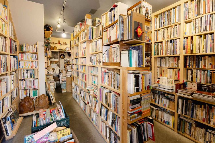 狭小空間。須賀敦子さんの作品が人気。