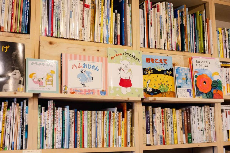 外国の絵本も多い。