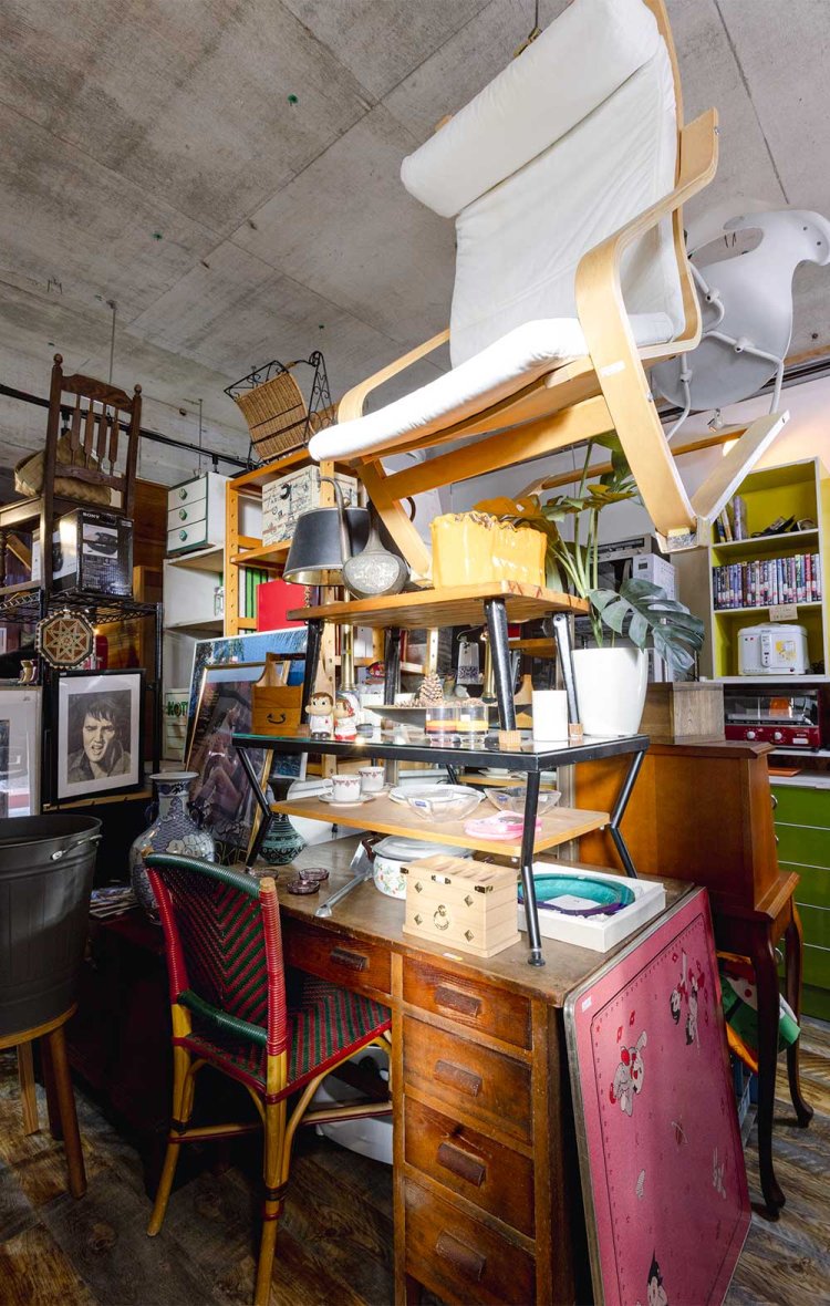 昭和初期の木製デスクを土台に雑多に積み上げる。