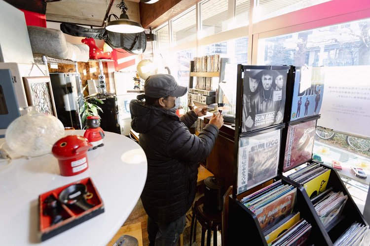 レコードは試聴可能だ。