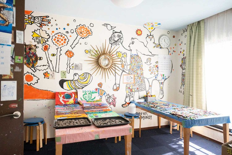 自宅2階がアート教室。絵画や工作だけでなく料理の時間も。