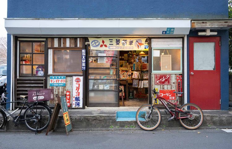 金蔵院近く。廃墟だったビルを修繕した。