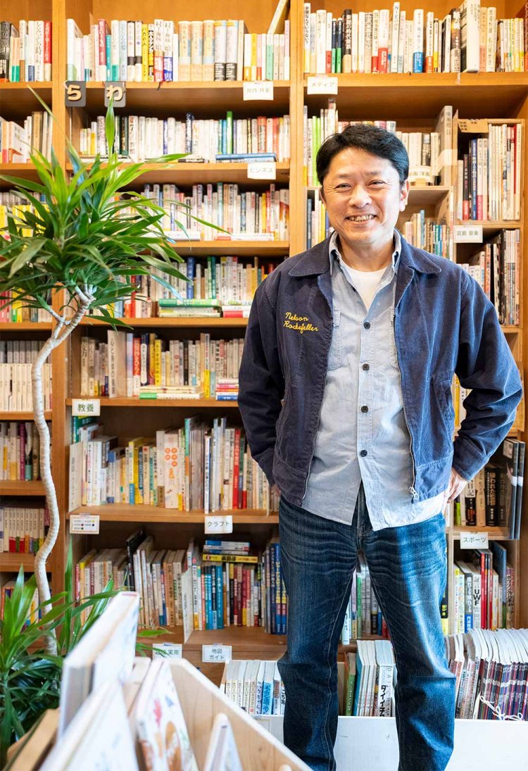 3代続いた新聞販売店の元店主・松井さん。「気軽にどうぞ！」。