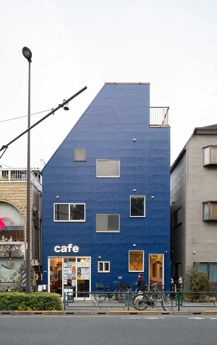 寿司屋だった建物を改装。壁色が目を引く。