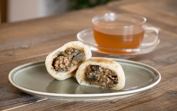 定番メニューの肉味噌とナス320円と、和ハーブレモネード440円。