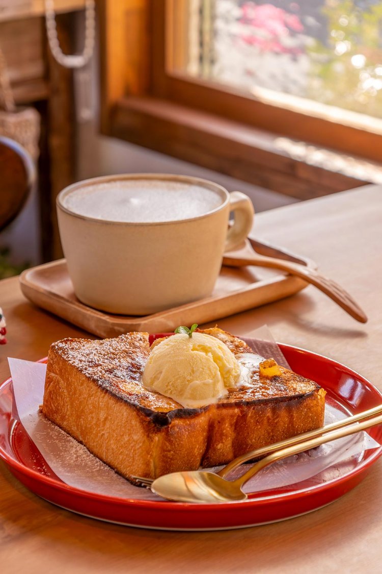 カフェオレ600円、シナモントーストバニラアイスのせ620円。