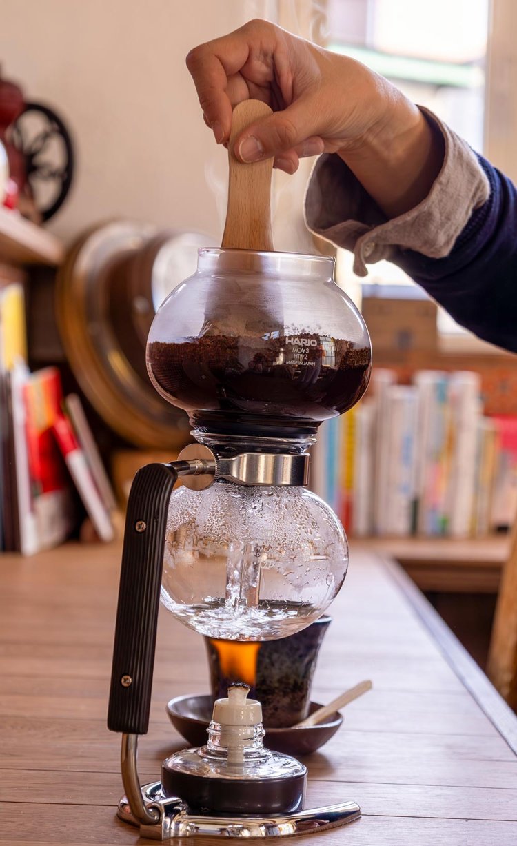 自分で淹（い）れられるサイフォン珈琲600円。