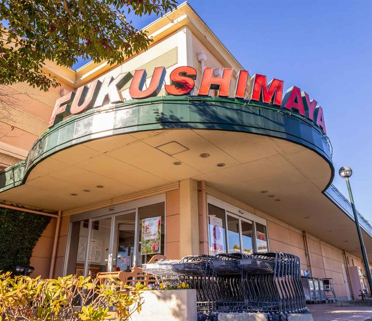 円形のひさしがしゃれたエントランス。