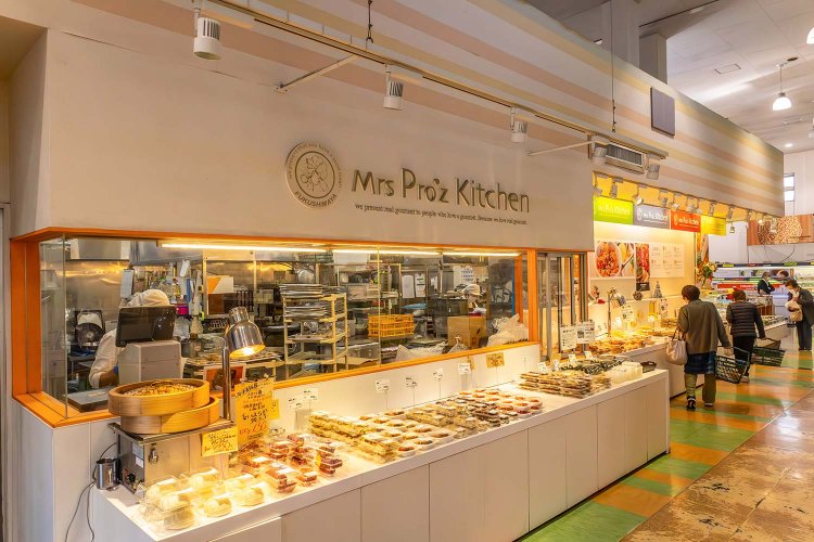 キッチンがよく見える総菜コーナー。