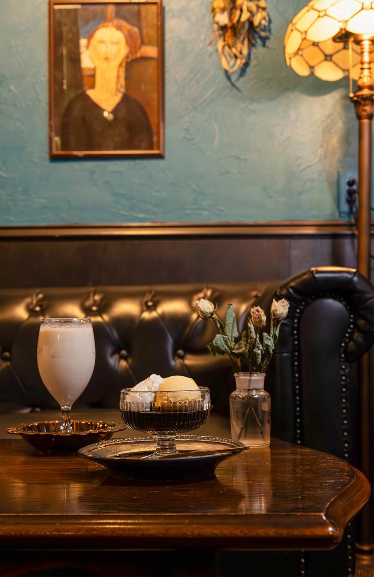 フレッシュバナナジュース715円、自家製深煎りコーヒーゼリー880円。