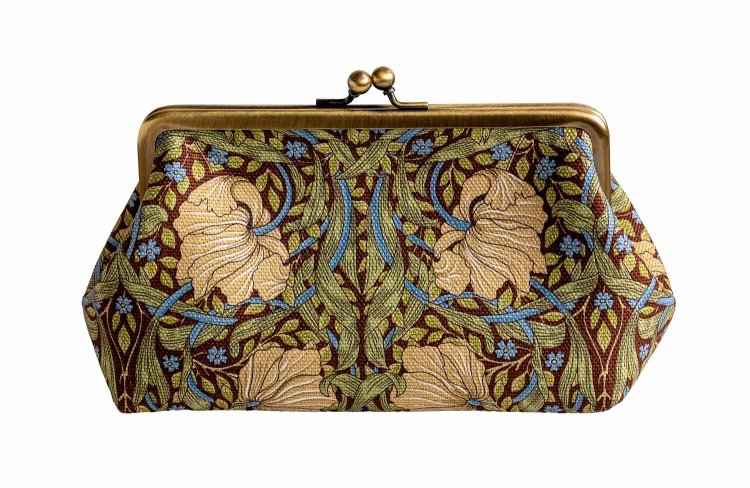 がま口化粧ポーチM4000円。