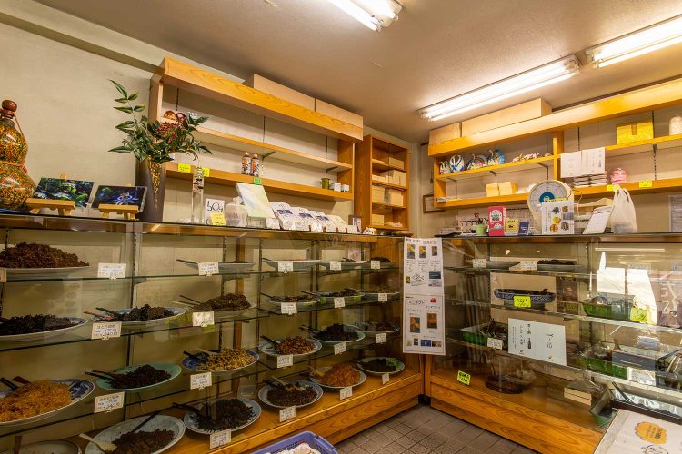 2面にショーケースが並ぶ店内。