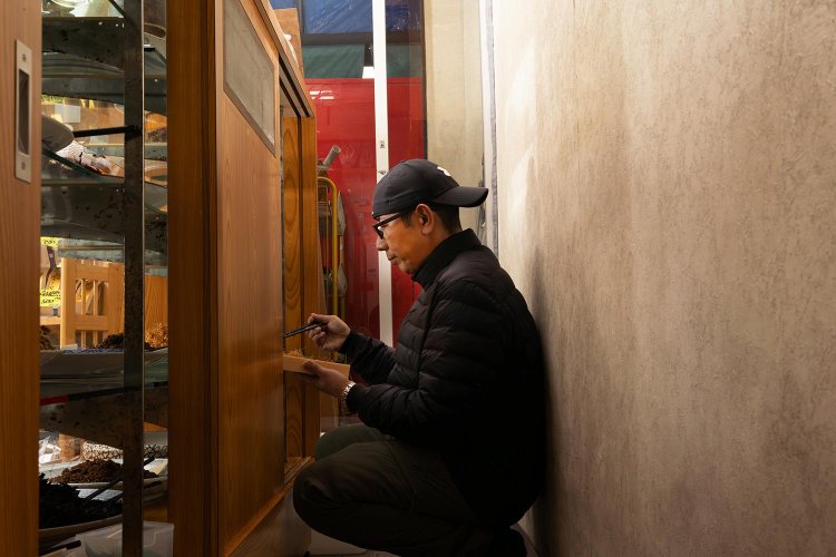 佃煮を箱に詰める遠藤さん。