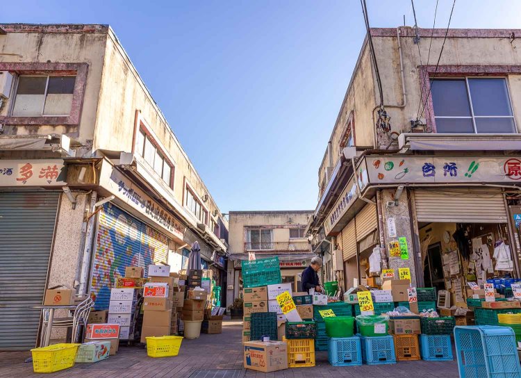 団地のそばの「マミーショッピングセンター」。『マルヤ青果店』はいつも活気あり。