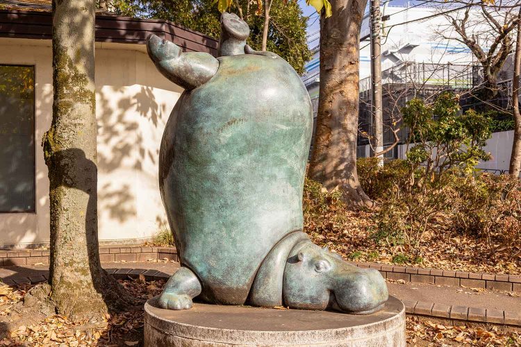 水木公園にあるブロンズ像「風船かば」。