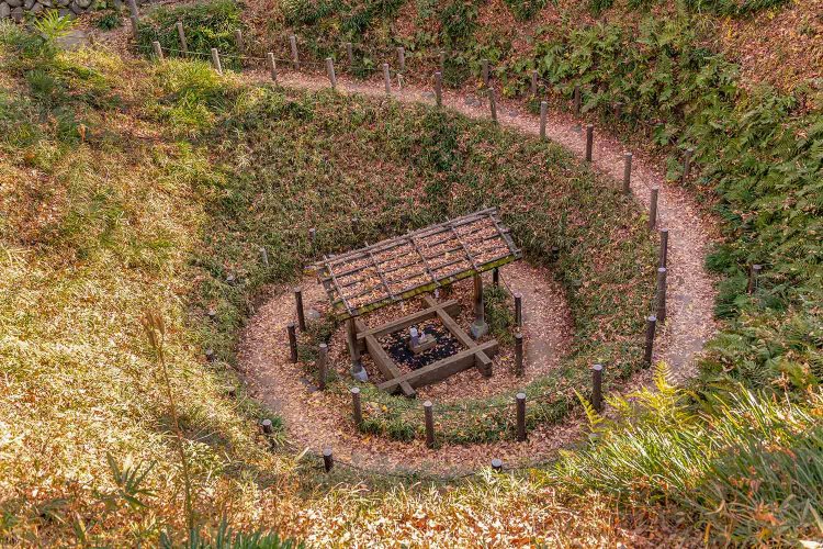 鎌倉時代に掘られた「まいまいず井戸」（史跡）。